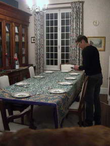 Elisabeth deckte den Tisch mit Tellern und Besteck... 