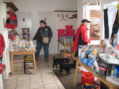 Auf Grund des schlechten Wetters konnten wir unsere Tombola nicht wie geplant im Freien aufbauen...