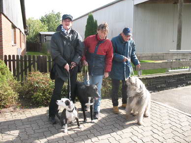 Nach dem Gottesdienst zeigte sich kurz die Sonne, und die Besucher zog es nach draussen.