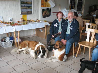 Langsam fllt sich das Gemeinschaftshaus in Rehhorst mit den Besuchern des Tiergottesdienstes.