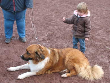 Ylvi und ihre neue kleine Freundin.