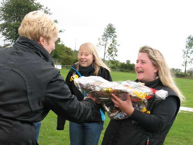 Unerwartet bekam ich dann mitten in einem Wettbewerb ein tolles Geburtstagsgeschenk von ehemaligen Kunden, die zu Freunden geworden sind. <br>Ich habe mich wahnsinnig darber gefreute wie man sieht.