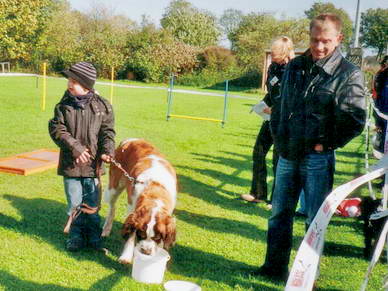 Unsere Hndin Navy erffnete mit Marvin den ersten Wettbewerb.