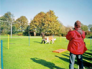 Mit einer mit Wasser gefllten Tasse liefen die Beiden im Slalom um die Stangen.