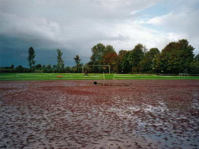 Als sich die nchsten schweren Wolken fr einen erneuten Regenschauer auftrmten, flchteten die Besucher ins Zelt und in das Gemeinschaftshaus.