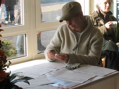Dort wurden schon fleiig die Wettbewerbsbgen ausgewertet.<br>Danach folgten glckliche Gesichter der Gewinner.