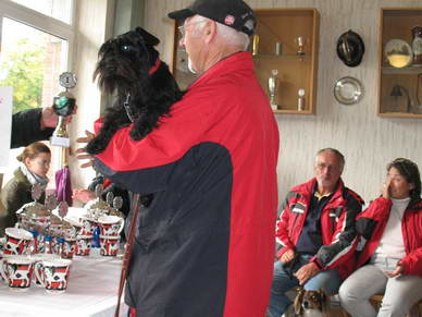 Gewinner des Geschicklichkeitswettbewerbes war dieser Zwergschnauzer.<br> Wir gratulieren!