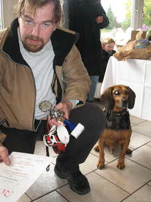 Besonders freute mich, dass der blinde Hund *Hush Puppy* trotz seiner Behinderung an den Wettbewerben teilnahm. <br> Er erreichte den 3. Platz bei den lustigsten Kunststcken.