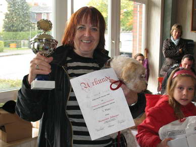 Platz 1 fr die kleine Mischlingsdame, die mit eigenem Fahrzeug (Schubkarre) zum Wettbewerb antrat.<br>Wir gratulieren!