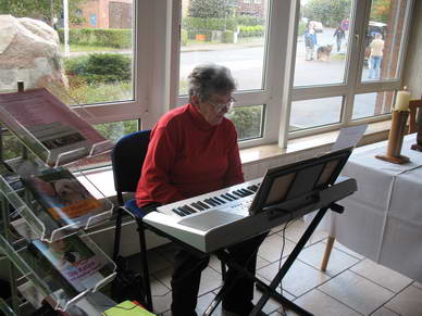 Musikalisch wurde der Gottesdienst von einer Orgelspielerin begleitet.