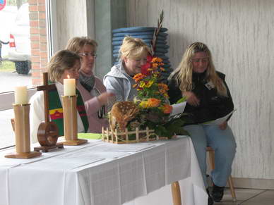 Kurz vor Beginn liest jeder nochmal seinen Text, den wir zum Gottesdienst beitrugen.