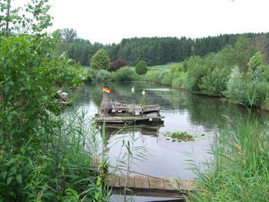 PICKNICK MIT DER HUNDESCHULE <br> <br> Irgendwo in der Natur......mit viel Wasser und Wildnis... <br> Auf einem eingezunten Privatgrundstck inkl. kleinem See boten sich die idealen Voraussetzungen fr ein Picknick.